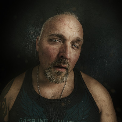 gråtende mann, Roy, blir portrettert