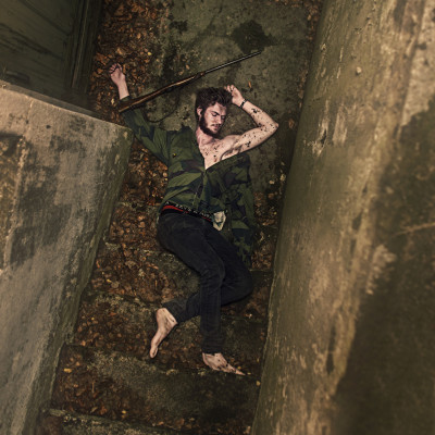 portrett av død ungdom i kjellertrapp